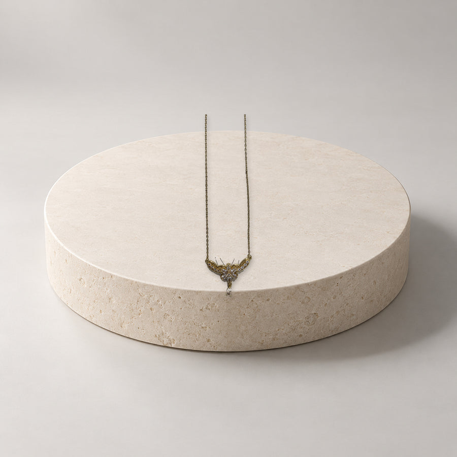 Gold Renk Kelebek Damla Sarkıtlı Zirkon Taşlı Kolye — konsept çekim
